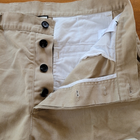Gorgeous Gucci Tan Canvas Shorts with Bee Applique - Picture 8 of 11
